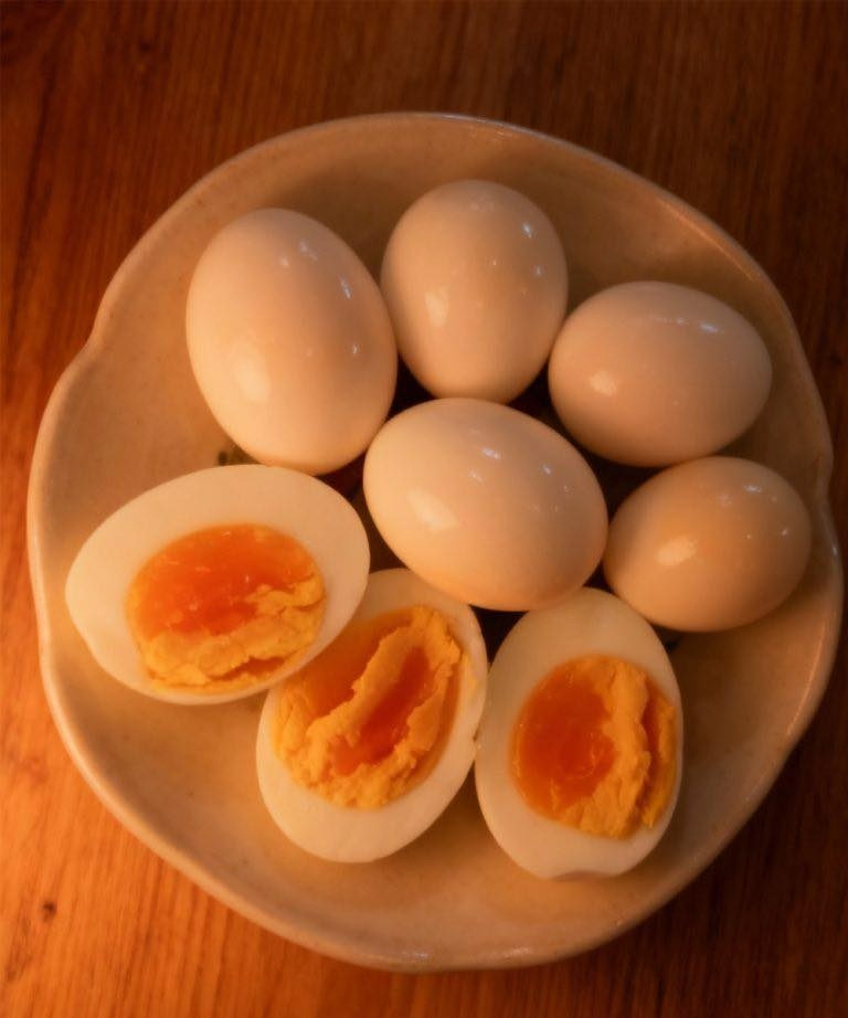 Przyjrzyjmy się, jak niektóre zwyczaje związane z jedzeniem jajek na twardo mogą wpływać na zdrowie serca.