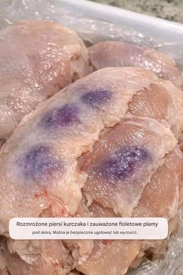 Rozmroziłem piersi z kurczaka i zauważyłem fioletowe plamy pod skórą. Czy są bezpieczne do ugotowania, czy lepiej je wyrzucić?