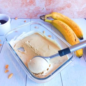 Jak zrobić lekkie, bezcukrowe lody bananowe z jogurtem