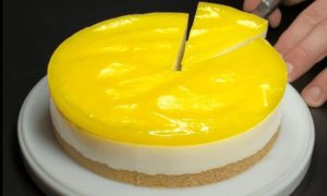 Jasne, oto przepis na pyszny deser warstwowy z cytryną i wanilią:  Składniki:  Do podstawy (opcjonalnej, ale nadającej fakturę):  150 g suchych herbatników (np. herbatników Digestive lub biszkoptów) 70 g roztopionego masła Do kremu cytrynowego:  200 ml świeżego soku z cytryny Skórka starta z 2 cytryn ekologicznych 150 g cukru granulowanego 4 żółtka jaj 50 g zimnego masła, pokrojonego w kostkę Do kremu waniliowego: