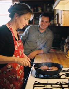 „Kto by na ciebie spojrzał, kurczaku?” – zaśmiał się mąż, nie podejrzewając, że rozliczenie jest już bliskie.  Ana stała przy kuchence, ostrożnie obracając klopsiki z kurczaka, gdy Mihai wszedł do kuchni. Rzucił klucze na stół z głośnym brzękiem, który sprawił, że podskoczyła.  „Tylko tyle potrafisz zrobić?” mruknął, rzucając pogardliwe spojrzenie na patelnię. „Pracuję jak niewolnik i wracam do domu, żeby w kółko zastać to samo niesmaczne jedzenie”.  Ana bez słowa położyła kl… Voir plus