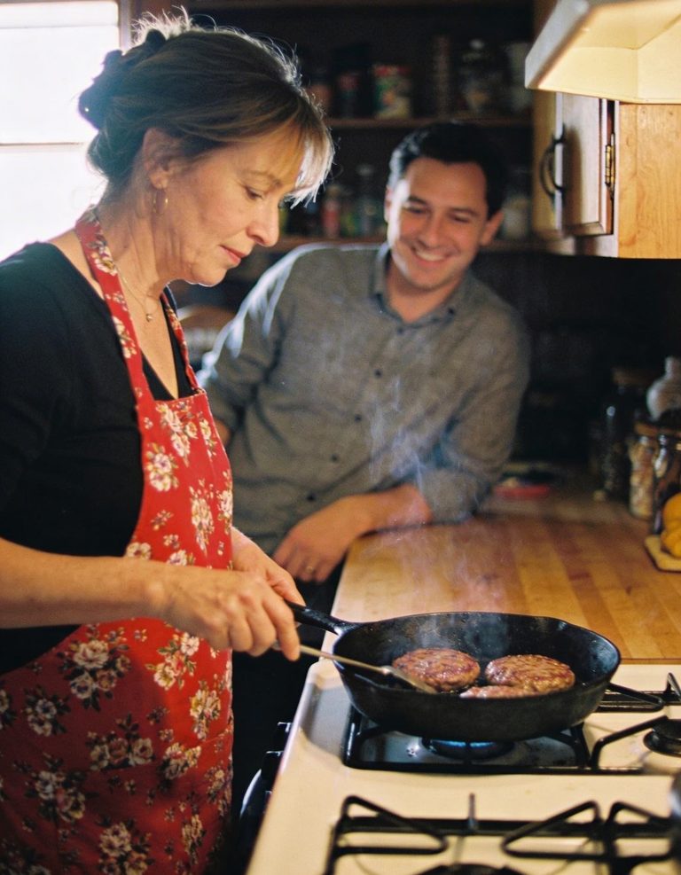 „Kto by na ciebie spojrzał, kurczaku?” – zaśmiał się mąż, nie podejrzewając, że rozliczenie jest już bliskie.  Ana stała przy kuchence, ostrożnie obracając klopsiki z kurczaka, gdy Mihai wszedł do kuchni. Rzucił klucze na stół z głośnym brzękiem, który sprawił, że podskoczyła.  „Tylko tyle potrafisz zrobić?” mruknął, rzucając pogardliwe spojrzenie na patelnię. „Pracuję jak niewolnik i wracam do domu, żeby w kółko zastać to samo niesmaczne jedzenie”.  Ana bez słowa położyła kl… Voir plus