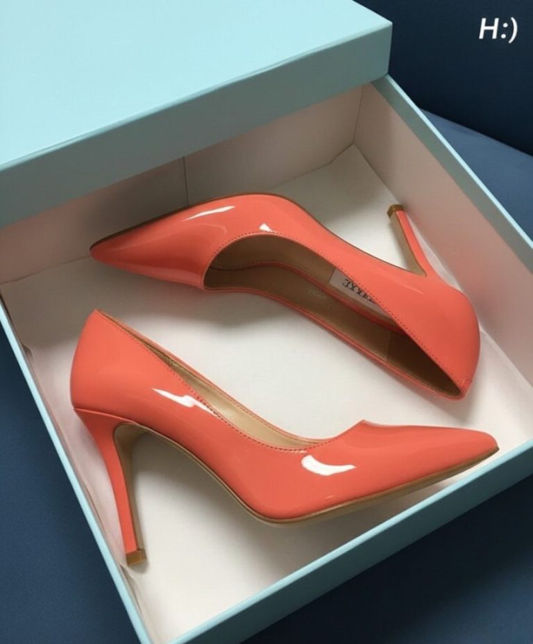 Teściowa dała mi buty na urodziny – coś bolało mnie w stopie, dopóki nie podniosłam wkładek. Więc na urodziny teściowa, która szczerze mówiąc mnie nie znosi, dała mi parę butów. Pomyślałam, że to dziwne, bo nigdy nie daje mi prezentów i nie jest wobec mnie szczególnie czuła. Buty były ładne i nie chciałam zdenerwować męża, więc postanowiłam je zatrzymać. Mniej więcej tydzień później miałam podróż służbową do innego stanu i pomyślałam, żeby je założyć. Ale spacerując po lotnisku, zauważyłam, że jeden but jest trochę za ciasny. „Dziwne” – pomyślałam. „Oba są tego samego rozmiaru, więc to niemożliwe”. Potem, na kontroli bezpieczeństwa, musiałam je zdjąć, żeby przepuścić przez skaner. Podszedł do mnie pracownik i powiedział: „Proszę pani, w jednym z pani butów jest coś. Czy mogłaby pani podnieść wkładki?”. Wtedy wszystko zaczęło wyglądać naprawdę dziwnie. Kiedy podniosłam wkładkę, w końcu zrozumiałam, dlaczego moja „troskliwa” teściowa dała mi te buty i dlaczego były takie niewygodne. Z poważną miną funkcjonariusz zapytał: „Proszę pani, czy może mi pani wyjaśnić, co się stało?”.