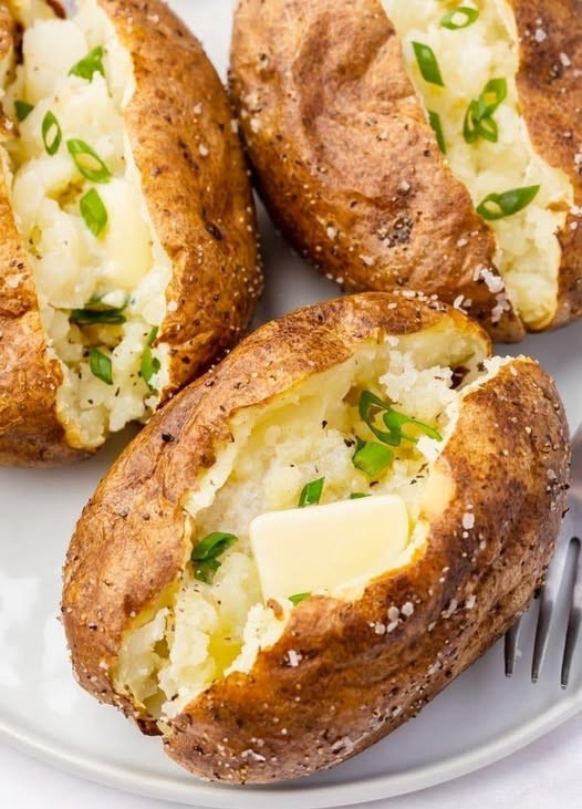 Pieczone ziemniaki z kwaśną śmietaną i szczypiorkiem Przepis dostarczaj w komentarzach.❤️ Wysłałam go tym, którzy mi podziękowali.