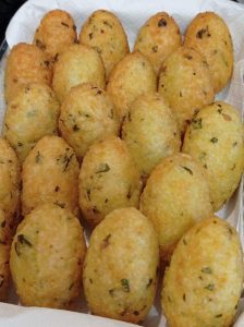 Złote i ciągnące się crokiety ryżowe