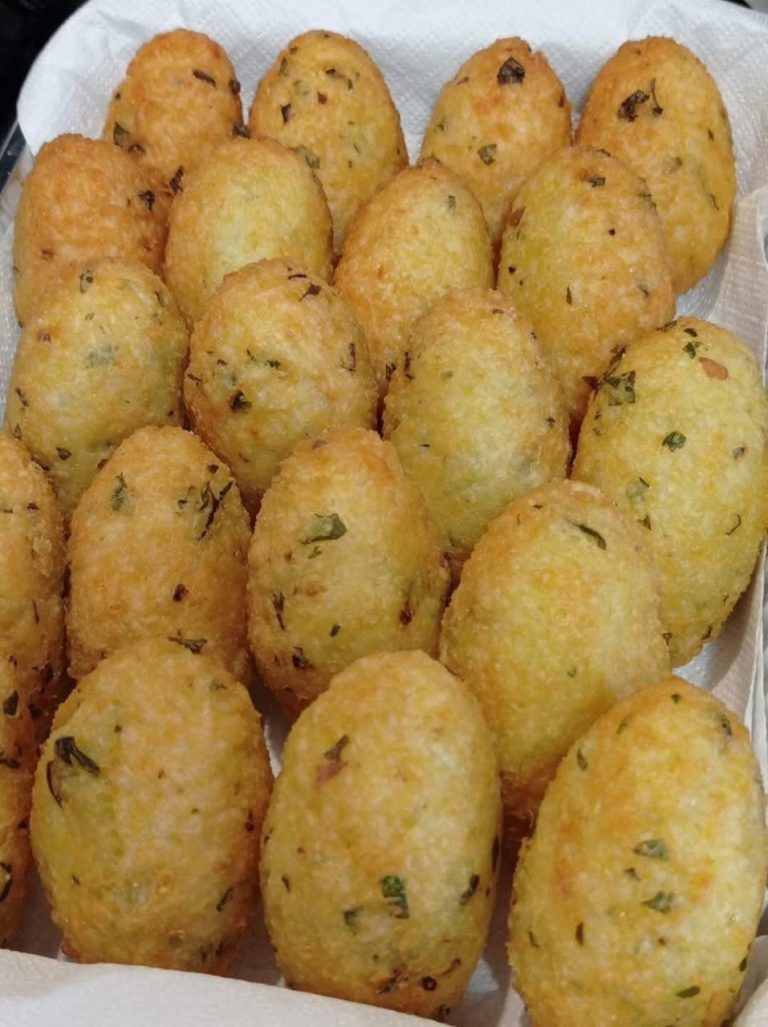 Złote i ciągnące się crokiety ryżowe