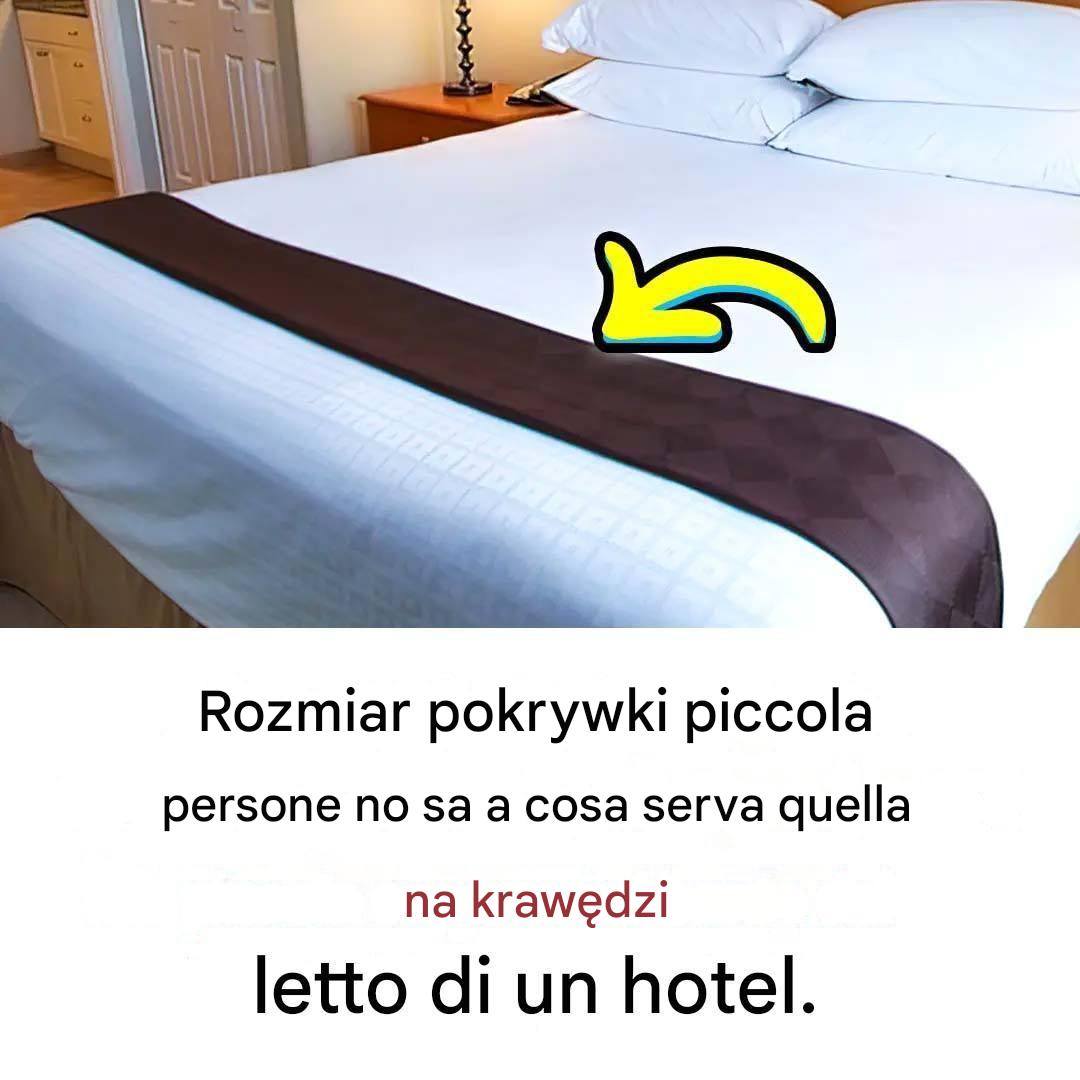 Do czego służy mały kocyk położony na brzegu hotelowego łóżka?