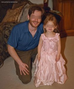 Uszyłem córce sukienkę z jedwabnych chusteczek, które moja zmarła żona kiedyś tak ceniła. Kiedy matka bogatego kolegi z klasy wyśmiała mnie i nazwała „path:etic”, nie miała pojęcia, że ​​ka:rma już niedługo ją dopadnie. Moja żona zmarła dwa lata temu na raka. Pewnego dnia kłóciliśmy się o to, czy pomalować szafki kuchenne na biało, czy na niebiesko, a zaledwie sześć miesięcy później stałem przy szpitalnym łóżku, trzymając ją za rękę, podczas gdy wokół nas cicho piszczały urządzenia. Voir plus