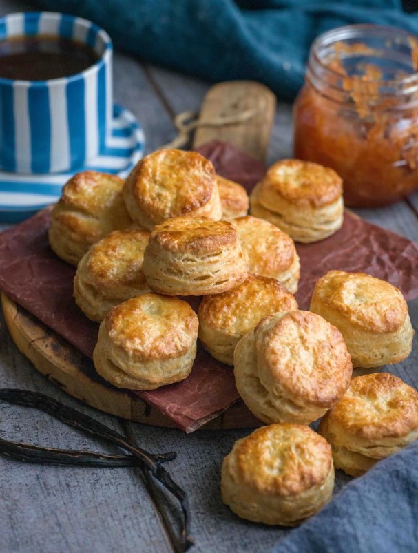 Waniliowe scones – szybki i puszysty wypiek na każdą okazję
