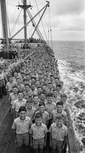 Kiedy 740 dzieci zostało skazanych na śmierć na morzu podczas II wojny światowej, cały świat powiedział „nie”. Tylko jeden człowiek powiedział „tak”. Był rok 1942. Pośrodku Oceanu Indyjskiego dryfował stary statek niczym pływająca trumna. Na pokładzie znajdowało się 740 polskich dzieci, sierot, które przeżyły radzieckie łagry, gdzie ich rodzice zmarli z głodu, chorób i wycieńczenia. Voir plus