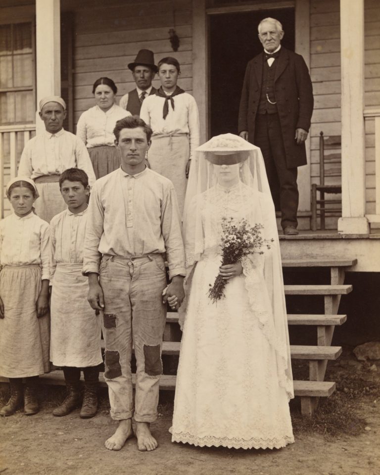 Ojciec wydał swoją córkę, niewidomą od urodzenia, za żebraka – a to, co stało się później, zaskoczyło wielu ludzi”. Zainab nigdy nie widziała świata, ale czuła jego okrucieństwo z każdym oddechem. Urodziła się niewidoma w rodzinie, która ceniła piękno ponad wszystko. Jej dwie siostry podziwiano za ich uderzające oczy i wdzięczne figury, podczas gdy Zainab była traktowana jak ciężar – wstydliwy sekret skrywany za zamkniętymi drzwiami. Jej matka zmarła, gdy miała zaledwie pięć … Voir plus