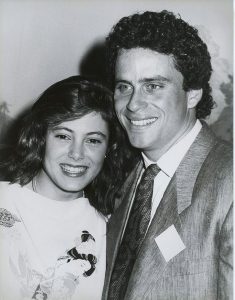 Pamiętasz? 👀 To zdjęcie przedstawia młodą twarz, która kiedyś przykuwała uwagę wszystkich, na długo przed tym, zanim sława w pełni się rozwinęła. 📸 Dzięki klasycznemu pięknu i typowemu klimatowi lat 80., to zdjęcie uwiecznia moment zatrzymany w czasie, z czasów, gdy przyszłość wciąż dawała nadzieję. Czy rozpoznajesz tę osobę? 🤔💭 👉👉 Przewiń w dół do pierwszego komentarza, aby poznać odpowiedź i zobaczyć zdjęcie, o którym mówią wszyscy! ⬇️⬇️⬇