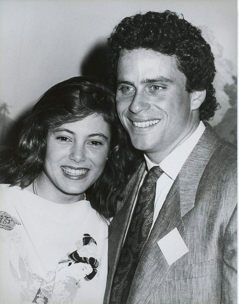 Pamiętasz? 👀 To zdjęcie przedstawia młodą twarz, która kiedyś przykuwała uwagę wszystkich, na długo przed tym, zanim sława w pełni się rozwinęła. 📸 Dzięki klasycznemu pięknu i typowemu klimatowi lat 80., to zdjęcie uwiecznia moment zatrzymany w czasie, z czasów, gdy przyszłość wciąż dawała nadzieję. Czy rozpoznajesz tę osobę? 🤔💭 👉👉 Przewiń w dół do pierwszego komentarza, aby poznać odpowiedź i zobaczyć zdjęcie, o którym mówią wszyscy! ⬇️⬇️⬇