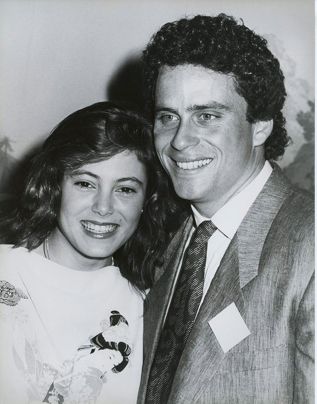 Pamiętasz? 👀 To zdjęcie przedstawia młodą twarz, która kiedyś przykuwała uwagę wszystkich, na długo przed tym, zanim sława w pełni się rozwinęła. 📸 Dzięki klasycznemu pięknu i typowemu klimatowi lat 80., to zdjęcie uwiecznia moment zatrzymany w czasie, z czasów, gdy przyszłość wciąż dawała nadzieję. Czy rozpoznajesz tę osobę? 🤔💭 👉👉 Przewiń w dół do pierwszego komentarza, aby poznać odpowiedź i zobaczyć zdjęcie, o którym mówią wszyscy! ⬇️⬇️⬇