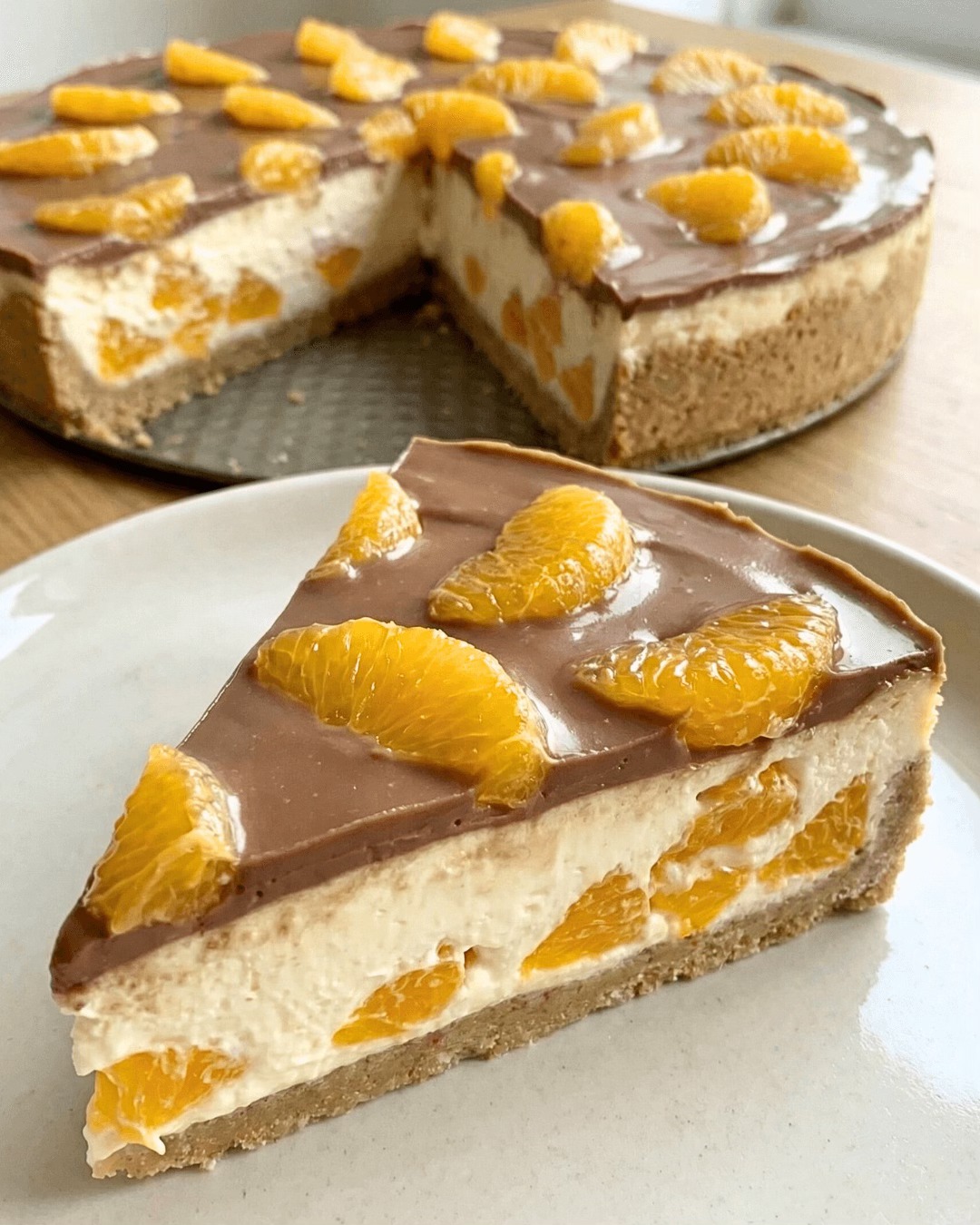 Fit sernik na zimno z pomarańczą i czekoladą Szukasz pomysłu na szybki deser? Spróbuj tego przepisu na fit sernik na zimno z pomarańczą i czekoladą. Bez pieczenia, bez cukru i pełen smaku!