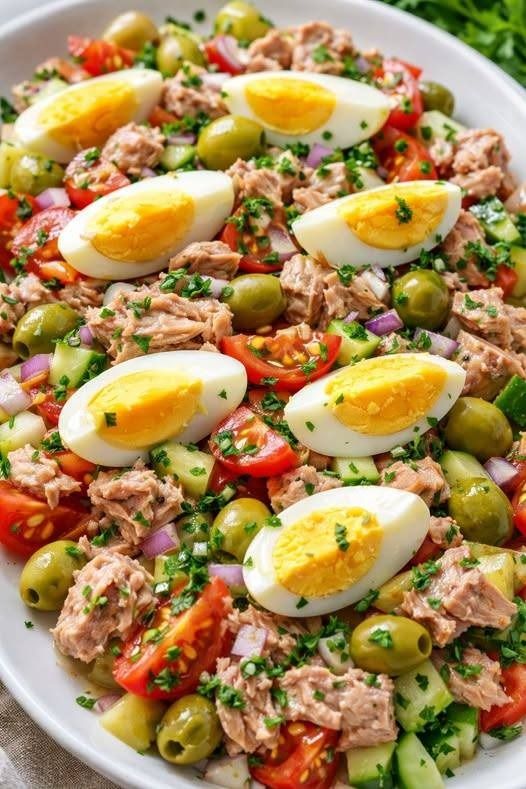 Sałatka śródziemnomorska z ziemniakami i tuńczykiem