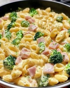 Ugotuj 400 g makaronu z brokułami – jest przepyszny! 400 g makaronu, np. penne lub fusilli 1 średniej wielkości główka brokuła, podzielona na małe różyczki 200 g pokrojonej w kostkę gotowanej szynki…