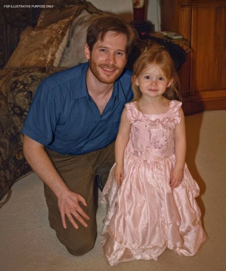 Uszyłem córce sukienkę z jedwabnych chusteczek, które moja zmarła żona kiedyś tak ceniła. Kiedy matka bogatego kolegi z klasy wyśmiała mnie i nazwała „path:etic”, nie miała pojęcia, że ​​ka:rma już niedługo ją dopadnie.  Moja żona zmarła dwa lata temu na raka.  Pewnego dnia kłóciliśmy się o to, czy pomalować szafki kuchenne na biało, czy na niebiesko, a zaledwie sześć miesięcy później stałem przy szpitalnym łóżku, trzymając ją za rękę, podczas gdy wokół nas cicho piszczały urządzenia.  Od tamtej pory jesteśmy tylko ja i nasza córka, Melissa. Ma sześć lat.  Pieniądze są napięte. Naprawiam systemy ogrzewania i klimatyzacji, często pracując na dwie zmiany, ale w niektóre miesiące mam wrażenie, że za każdym razem, gdy płacę jeden rachunek, od razu pojawia się kolejny.  W zeszłym tygodniu Melissa wbiegła do domu po szkole, niemal podskakując z radości.  „Tato! Zakończenie przedszkola w przyszły piątek! Musimy się elegancko ubrać!”  Potem dodała cicho: „Wszyscy dostają nowe sukienki”.  Tej nocy sprawdziłem nasze konto bankowe.  Kupienie czegoś eleganckiego po prostu nie wchodziło w grę.  Ale moja żona uwielbiała kolekcjonować jedwabne chusteczki – dziesiątki. Kwiatowe wzory, delikatne hafty, miękkie tkaniny w pięknych kolorach. Leżały nietknięte w pudełku od jej śmierci.  Kiedy Melissa poszła spać, wyciągnąłem starą maszynę do szycia, którą kiedyś dał mi sąsiad i postanowiłem spróbować.  Przez trzy noce nie spałem, szyjąc.  Kiedy skończyłem, sukienka była uszyta z kawałków jedwabiu w kolorze kości słoniowej, zszytych razem jak patchwork, ozdobionych maleńkimi niebieskimi kwiatkami.  Kiedy Melissa przymierzała ją w salonie, radośnie się kręciła.  „Wyglądam jak księżniczka!” krzyknęła.  Widząc jej uśmiech, każda nieprzespana noc była warta zachodu.  W dniu ukończenia szkoły Melissa dumnie weszła do szkolnej sali gimnastycznej, trzymając mnie za rękę.  Wtedy kobieta w ogromnych markowych okularach spojrzała na nas i roześmiała się głośno.  „O mój Boże” – powiedziała do pozostałych rodziców. „Naprawdę uszyliście tę sukienkę?”  Skinęłam głową.  Zmierzyła Melissę wzrokiem od góry do dołu, jakby oceniała coś nieprzyjemnego.  „Wiesz” – powiedziała słodkim, ale okrutnym tonem – „są rodziny, które mogłyby dać jej prawdziwe życie. Może powinnaś rozważyć adopcję”.  W całym pomieszczeniu zapadła cisza.  Poczułam, jak mała dłoń Melissy zaciska się w mojej.  Zanim zdążyłam odpowiedzieć, syn kobiety nagle pociągnął ją za rękaw i powiedział coś, co sprawiło, że cała sala zamarła, a zadowolony uśmiech zniknął z jej twarzy. Cała historia w pierwszym komentarzu 👇 Zobacz więcej