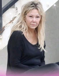 Trudno w to uwierzyć, ale w latach 90.wszyscy mężczyźni oszaleli na jej punkcie ; była uważana za jedną z najpiękniejszych kobiet na świecie. Dziś niewiele osób ją rozpoznaje. ¿ Czy wiesz, kim ona jest ? Poznasz ją od razu, gdy zobaczysz młodą ..