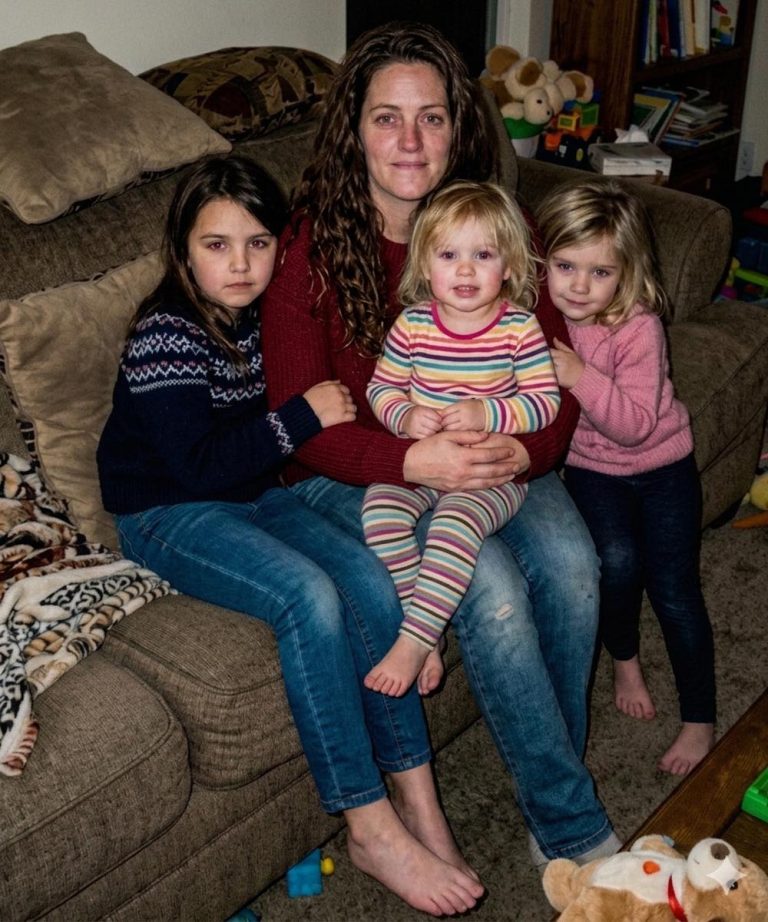 I raised my brother's 3 orphaned daughters for 15 years — last week, he gave me a sealed envelope I wasn't supposed to open in front of them.  Fifteen years ago, my brother buried his wife… and then disappeared before the flowers on her grave had even wilted.  No warning. No goodbye. Just three little girls left standing in my doorway with a social worker and a single suitcase between them.  They were 3, 5, and 8 when they came to live with me.  The youngest still asked when Mommy was coming back. The oldest stopped crying after the first week — which somehow felt worse. The middle one refused to unpack her clothes for months, like she thought this was temporary.  I told myself my brother would come back. That something must have happened. That no one just walks away from their kids after losing their wife in a car accident.  Weeks turned into months. Months into years.  No calls. No letters. Nothing.  So I stopped waiting.  I became the one who packed their lunches, sat through school plays, stayed up during fevers, and signed every permission slip. I was the one they called when they got their first heartbreak, their first job, their first real taste of adulthood.  Somewhere along the way, they stopped being ""my brother's daughters.""  They became mine.  And then, last week, after fifteen years of silence…  he showed up at my door.  Older. Thinner. Like life had worn him down in ways I couldn't even guess.  The girls didn't recognize him.  But I did.  He didn't apologize. Didn't explain where he'd been.  He just looked at me, placed a sealed envelope in my hands, and said quietly, ""Not in front of them.""  I took the envelope in my hands.  For a second, I just stood there… staring at it.  Fifteen years.  And this was all he brought back.  Then I looked up at him —  and slowly opened it. ⬇️ Voir