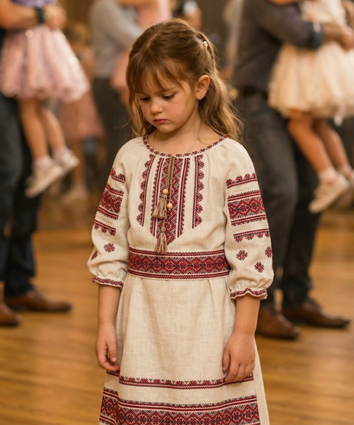 Uczniowie naśmiewali się z siedmioletniej dziewczynki tylko dlatego, że jej ojciec nie mógł dotrzeć na imprezę ojcowsko-córkową 😢 Podczas gdy inne dzieci tańczyły z ojcami, ona stała sama na środku parkietu i czekała... aż nagle stało się coś niewyobrażalnego 😲 Tego wieczoru szkolna sala gimnastyczna była pełna światła, muzyki i radości, ale dla jednej dziewczynki wydawała się zupełnie innym miejscem. 45-letnia kobieta stała pod ścianą i patrzyła na swoją siedmioletnią córkę. Emma miała na sobie lawendową sukienkę, którą razem wybrali kilka dni wcześniej. Dziewczynka zakręciła się przed lustrem i zapytała, czy wygląda jak prawdziwa suknia księżniczki. Matka uśmiechnęła się i odpowiedziała „tak”, choć jej wnętrzności były ściśnięte. Rano Emma zadała dokładnie to pytanie, którego jej matka tak bardzo się obawiała. Czy jej tata mógłby przyjść, chociaż na chwilę? W końcu to przyjęcie było przeznaczone specjalnie dla ojców i córek. I miały razem tańczyć. Biedna matka nie wiedziała, co powiedzieć, ale nie chciała niszczyć nadziei. Właśnie z tą nadzieją przyszły na tę uroczystość. Na początku Emma trzymała się blisko matki i w milczeniu obserwowała, jak inne dziewczynki tańczą z ojcami. Niektóre wirowały, inne były unoszone w ramiona, uśmiechy i śmiech były wszędzie. Wyglądało to tak naturalnie, jakby tak właśnie miało być. Potem Emma ostrożnie puściła rękę matki. Powiedziała, że ​​stanie trochę z boku, przy drzwiach wejściowych, żeby ojciec od razu ją zauważył, gdyby wszedł. Matka chciała ją powstrzymać, ale nie mogła. Nadzieja dziecka bywa silniejsza niż jakiekolwiek słowa. Dziewczynka stała sama i czekała. Za każdym razem, gdy drzwi się otwierały, lekko się prostowała i podnosiła głowę, a potem znowu spuszczała wzrok, gdy to był ktoś inny. Czas płynął powoli i ciężko. Jej matka nie mogła już tego znieść i miała zamiar pójść do córki i zabrać ją do domu, zanim ból się nasili. Ale w tym momencie Melissa, kobieta z rady rodziców, która zawsze lubiła być w centrum uwagi, podeszła do Emmy. Zatrzymała się przed dziewczynką i z fałszywym uśmiechem powiedziała, że ​​musi się czuć niezręcznie stojąc sama na takiej uroczystości, bez ojca, bez tańca. Emma cicho odpowiedziała, że ​​po prostu czeka na tatę. Melissa zachichotała i pochyliła głowę. Powiedziała, że ​​to taniec ojciec-córka. „Jeśli nie masz ojca, nie powinnaś była przychodzić na tę uroczystość – tylko przeszkadzasz innym”. Okolica nieco ucichła, ale nikt nie interweniował. Ludzie po prostu udawali, że nic się nie dzieje. Emma nie protestowała. Jedynie mocniej ścisnęła materiał sukienki i spojrzała w dół. Ale w tym właśnie momencie... 😯😭 Resztę historii znajdziecie w pierwszym komentarzu 👇👇 Zobacz teraz