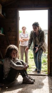 Moja mama otaczała moją córkę z dzieciństwa w trastero na co dzień, bez jedzenia i wody, a wszystko to za pomocą zabawki, o którą nie prosiła. Kiedy w końcu osłoniłem drzwi przed ogniem i oparłem się, szepnąłem: „Mamá… ¡Qué miedo tenía!”. Me giré hacia mi madre, temlando de rabia, y aún así se atrevió a decir: „dyscyplina ery solo”. Creía que estaba protegiendo a nieto favourito. Nie mamy pojęcia, gdzie chcę kontynuować. Supe que algo etaba mal en queanto entreda en entrada de la casa de mi madre y no vi a Ava corriendo hacia el porche. Urodziny mojego maluszka wciąż są ciche, jeśli chodzi o mój dom. Mam nadzieję, że przy oknie, z torbą średniej wielkości i płaszczem, można śmiało powiedzieć, że jeśli jesteś w takiej sytuacji, będziesz mógł poświęcić się pracy. Gdy tylko się zobaczymy, w ogrodzie zapada cisza. Cisza po cichu. Weszliśmy do domu i spotkaliśmy moją matkę, Lindę, wysłaną do kuchennego stołu z mężem mojego męża, Ethanem, podeszli do ciast, jakby były one codziennym posiłkiem. —Kim jest Ava? —zapytała. Mi mother ni siquiera levantó la vista. —Está castigada. Poczułem zimny cios w skórę. —¿Castigada por qué? Ethan spojrzał na moją matkę i zobaczył nową ciężarówkę zdalnie sterowaną, która grała w rytm muzyki. Rozpoznałem ją natychmiast. Urodziny Ery Avy. Zakup był niemożliwy przez 3 tygodnie. —No quiso compartir —dijo mi madre con frialdad—. Wziąłem Ethana i zachowywałem się jak urocza dziewczyna. —Ese juguete es de Ava —solté—. ¿Dónde está mi hija? Moja matka w końcu podniosła widok, spokój i molestę, jakbyś tam był, to była scena Armanda. —Na pasku bocznym. Trzeba nauczyć się szacunku. Lustro fijamente, bez zrozumienia zasady. —Kto decyduje o „atrás”? —Está bien —respondió—. Żadnych dramatów z opalenizną morską. Ya estaba en marcha. Korytarz przy kuchni, brudny przy drzwiach i przechodzący przez patio, ma niezależny cobertizo, którego mój ojciec używał, aby zaoszczędzić na narzędziach. Kandydat jest afuera. Przez chwilę quedé sin aliento. Zmęczyłem się tak bardzo, że odzyskałem rękę. — ¡Ava! —grité, golpeando la puerta—. ¡Ava, cariño, odpowiedz! Na początku nic. Entonces loí: głupi dźwięk, jak rasguño, od adentro. Sentí un escalofrío. Agarré la pala oksydada que estaba poyada contra la pared y olpeé el candado una y otra vez hasta que el metal cedió. Kiedy drzwi były osłonięte przed ogniem, w powietrzu było dużo ciepła i utknąłem. Dom jest ciemny, tylko z promieniem światła z ziemi. Moje włosy to acurrucada w płukance z podeszwy cementowej, abrazando sus rodillas, con los labios secos y el rostro blady. Mój zaokrąglony brzuch był ładnie rozłożony. „Ava. Mi amor. Estoy aquí ahora”. Levantó la vista, parpadeando, como si no estuviera segura de que yo fuera real, y luego se desplomó en mis brasos, temlando. „M-mama…”, szepnęłaś swoim głupim, quebradowym głosem. „Tenia tanto miedo.” Orteza była tak mocna, że ​​miałem ochotę natychmiast ją rozerwać. Potem chodziłam po patio i zobaczyłam moją mamę ciasta w umbralu, ze skrzyżowanymi ramionami, i powiedziałam coś, co, jak myślałam, pozwoli mi poczuć się bardziej fría. "Solo fue disciplina." Właśnie w tym momencie zdecydowałem, że nie ma już żadnej ochrony. Kontynuuj komentarze