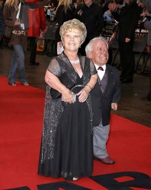 Aktor, który ma zaledwie 112 cm wzrostu, poślubił kobietę, która była od niego tylko o kilka centymetrów wyższa. Ta drobna para doczekała się dwójki dzieci, mimo ostrzeżeń lekarzy o ryzyku przekazania karłowatości. Pierwszy komentarz pokazuje, jak wyglądają dzieci tej niezwykłej pary.