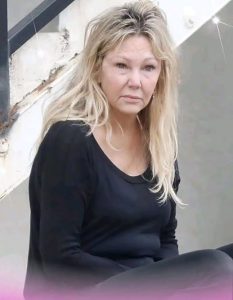 Trudno w to uwierzyć, ale w latach 90.wszyscy mężczyźni oszaleli na jej punkcie ; była uważana za jedną z najpiękniejszych kobiet na świecie. Dziś niewiele osób ją rozpoznaje. ¿ Czy wiesz, kim ona jest ? Poznasz ją od razu, gdy zobaczysz młodą ..