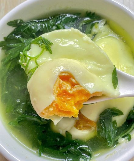 Lekarze ujawniają, że jedzenie jajek z tym ziołem powoduje... Zobacz więcej