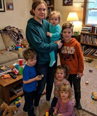 Poświęciłam młodość, by wychować pięcioro rodzeństwa po śmierci rodziców – aż pewnego dnia mój chłopak spojrzał na mnie wstrząśnięty i powiedział: „Znalazłem coś w pokoju twojej najmłodszej siostry. Proszę, nie panikuj… i nie dzwoń na policję”.  Mam pięcioro rodzeństwa – dwóch braci i trzy siostry. Moja najmłodsza ma teraz trzynaście lat, ale w mojej głowie wciąż jest tą małą roczną dziewczynką, która kiedyś się do mnie tuliła.  Prawie dwanaście lat temu straciliśmy rodziców.  Przechodzili przez ulicę szerokim