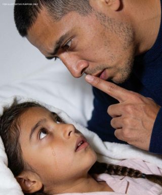 „Tato… tak mnie bolą plecy, że nie mogę spać. Mama kazała mi ci nie mówić”.  Właśnie wróciłam z podróży służbowej, gdy moja ośmioletnia córka cicho podzieliła się czymś, co jej matka uważała za tajemnicę.  Byłam w domu niecałe piętnaście minut.  Moja walizka wciąż stała przy drzwiach. Nawet nie zdjęłam kurtki. Ledwo weszłam do środka, gdy poczułam, że coś jest nie tak.  Żadnych małych kroków biegnących w moją stronę. Żadnego śmiechu. Żadnego uścisku.  Tylko cisza.  Wtedy usłyszałam jej głos z sypialni.  Cichy. Ostrożny. Prawie przestraszony.  „Tato… proszę, nie denerwuj się” – powiedziała. „Mama powiedziała, że ​​jeśli ci powiem, to może pogorszyć sprawę. Ale strasznie bolą mnie plecy… i nie mogę spać”.  Zatrzymałam się na korytarzu.  Moje serce zaczęło walić jak młotem.  To nie było narzekanie dziecka.  To był strach.  Odwróciłam się w stronę pokoju i zobaczyłam ją stojącą częściowo za drzwiami, jakby niepewną, czy bezpiecznie jest wyjść. Jej ramiona były napięte, a oczy spuszczone.  Wyglądała na mniejszą niż kiedykolwiek.  „Sofio” – powiedziałam delikatnie – „jestem tutaj. Możesz do mnie podejść”.  Nie ruszyła się.  Postawiłam torbę i podeszłam do niej powoli, uważając, żeby jej nie przestraszyć. Kiedy uklękłam przed nią, lekko się wzdrygnęła – a we mnie coś się ścisnęło.  „Gdzie cię boli?” – zapytałam cicho.  Jej dłonie schwyciły brzeg koszuli.  „Plecy” – wyszeptała. „Bolą. Mama powiedziała, że ​​to był tylko wypadek… i że nie powinnam ci mówić. Powiedziała, że ​​możesz się zdenerwować. Powiedziała, że ​​to tylko pogorszy sprawę”.  W tym momencie coś we mnie drgnęło.  Instynktownie wyciągnęłam rękę, ale kiedy moja dłoń dotknęła jej ramienia, szybko się cofnęła.  „Proszę… nie tam” – powiedziała cicho. „Boli”.  Natychmiast cofnęłam rękę, zmuszając się do zachowania spokoju.  „Możesz mi powiedzieć, co się stało?”  Zerknęła w stronę korytarza, jakby martwiła się, że ktoś może ją usłyszeć.  Po chwili odezwała się ponownie:  „Mama się zdenerwowała. Rozlałam trochę soku. Myślała, że ​​zrobiłam to celowo. Popchnęła mnie, a ja uderzyłam plecami o szafkę. Przestraszyłam się… Przez chwilę nie mogłam oddychać”.  Stałam tam, zupełnie nieruchoma.  Nie dlatego, że nie rozumiałam.  Ale dlatego, że rozumiałam aż za dobrze.  Nagle wszystko w domu wydawało się inne.  Cisza. Przestrzeń. Samo powietrze.  Wchodziłam, spodziewając się zwykłego wieczoru.  Zamiast tego zastałam moją córkę, która cicho tłumiła ból, bojąc się odezwać, martwiąc się, że powiedzenie prawdy może tylko pogorszyć sprawę.  I w tym momencie zdałam sobie sprawę…  To nie była tylko jedna sytuacja.  To był początek czegoś o wiele większego.  Bo kiedy dziecko zbiera się na odwagę, żeby powiedzieć coś takiego…