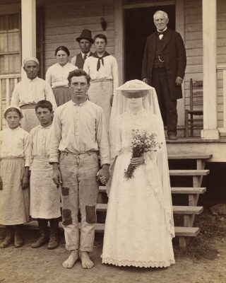 Jej ojciec wydał swoją córkę, niewidomą od urodzenia, za żebraka, a to, co wydarzyło się później, zszokowało wielu. Zainab nigdy nie widziała świata, ale czuła jego okrucieństwo z każdym oddechem. Urodziła się niewidoma w rodzinie, która ceniła piękno ponad wszystko. Jej dwie siostry podziwiano za ich uderzające oczy i wdzięczne figury, podczas gdy Zainab traktowano jak ciężar: wstydliwą tajemnicę skrywaną za zamkniętymi drzwiami. Jej matka zmarła, gdy miała zaledwie … Zobacz więcej