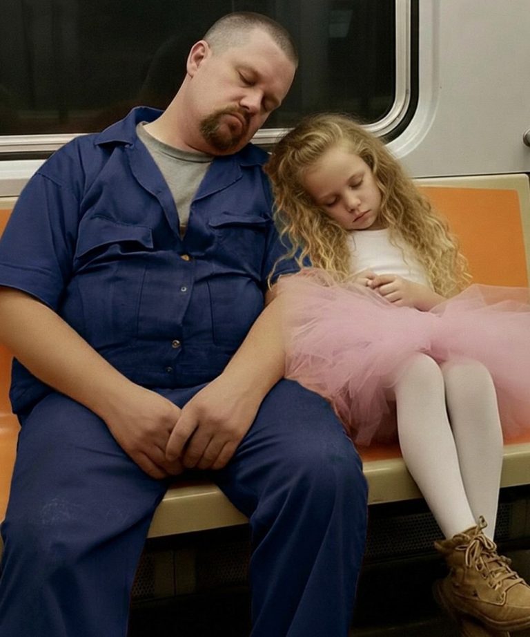 Sono un papà single che cresce la figlia di 6 anni e lavora in due posti diversi — La sera del suo saggio di danza classica, per poco non ce l'ho fatta... e la mattina dopo, qualcuno ha bussato alla mia porta Sono un papà single che cresce la figlia di sei anni, Lily, e si destreggia tra due lavori. Di giorno lavoro nel settore della nettezza urbana: allagamenti, tubature rotte, qualsiasi caos le strade decidano di scatenarci. Di notte pulisco gli uffici in centro. Quando sono … Voir plus