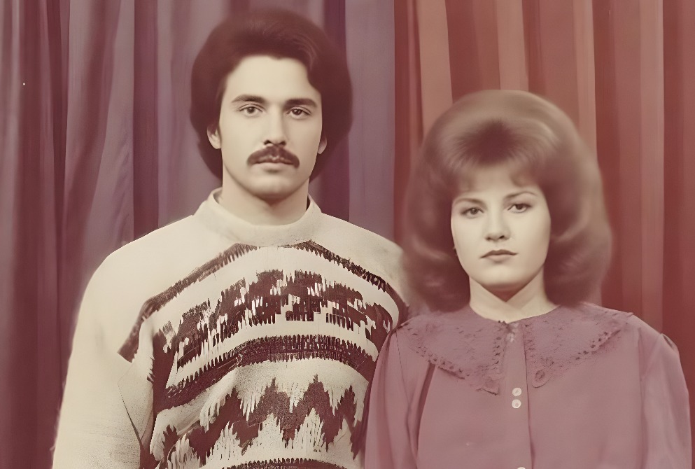 Tej nocy, kiedy powiedziałam rodzicom, że „straciłam wszystko”, mama nie zapytała, czy wszystko w porządku – po prostu napisała SMS-a: „Musimy porozmawiać na osobności”. Rano koperta z moim imieniem leżała na stole, siostra miała telefon gotowy do nagrywania, a ja w końcu zrozumiałam, dlaczego na ich tajnym czacie grupowym nazywali to „naszą szansą”.